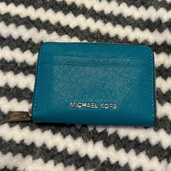 Michael Kors zip wallet - Picture 1 of 3